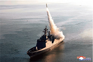 「新型多目的駆逐艦」から各種ミサイルの試験発射を実施した際（2025年4月）に北朝鮮が公表した画像【朝鮮通信＝時事】