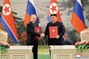 「包括的戦略的パートナーシップ条約」への署名後、握手をするプーチン大統領と金正恩委員長【朝鮮通信＝時事】