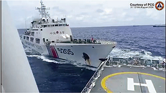 サビナ礁付近においてフィリピン海警船に衝突する中国海警船（2024年8月）【AFP＝時事】