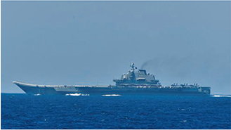 与那国島と西表島の間を航行する中国軍空母「遼寧」（2024年9月）