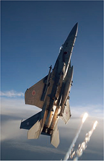 フレアを散布する空自戦闘機（イメージ）