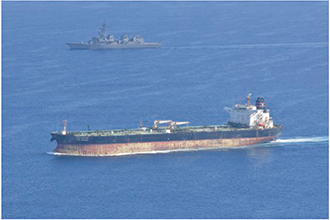 アデン湾において船舶を護衛する海自護衛艦（奥）