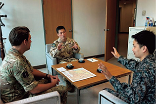 邦人輸送にかかる英国担当者との会談（筆者は中央）