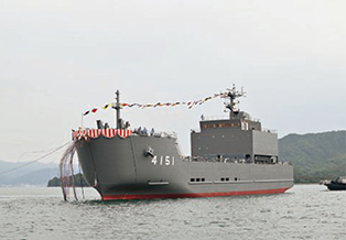 進水した輸送艦「にほんばれ」（2024年10月）