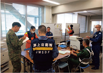 令和6年度鳥取県国民保護共同実動・図上訓練において地方公共団体などと調整する自衛官（2024年11月）