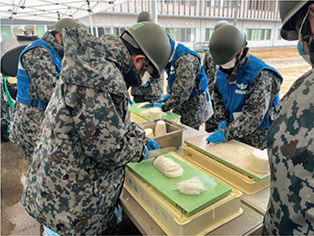 給食支援活動行う輪島分屯基地の隊員の様子