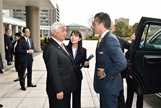 通訳を行う八川筆者