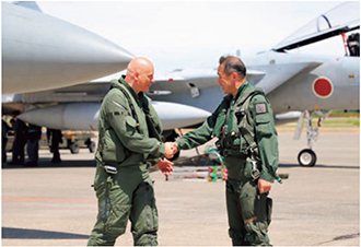 ゲルハルツ空軍総監を迎える内倉空幕長（2024年7月）