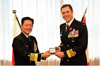 カナダ海軍司令官とギフトを交換する齋藤海幕長（2024年11月）