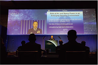 AFFJにおいて各国空軍参謀長にスピーチをする内倉空幕長（2024年10月）
