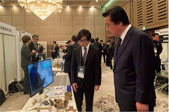 防衛産業参入促進展に出席する若宮防衛大臣補佐官（2025年3月）
