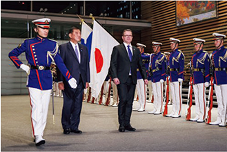 儀じょうを受ける石破総理とフィンランド共和国ペッテリ・オルポ首相（総理大臣官邸）（2024年12月）【内閣広報室提供】