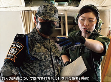 邦人の誘導について機内で打ち合わせを行う筆者（右側）